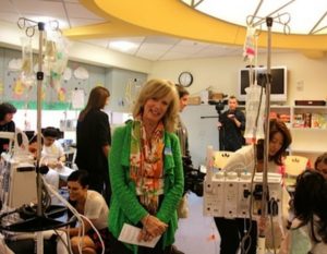 Susan-with-patients-at-Childrens-Hospital-Los-Angeles